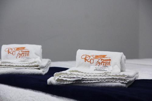 奥林匹亚Pousada Rozam的床上有两条毛巾