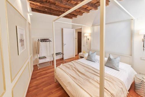 维琴察AppartamentoPalladio140的一间卧室配有一张大床和大镜子