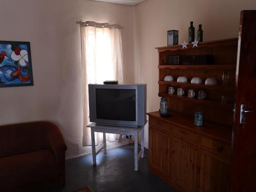 博福特西Kalamata的一间客厅,配有一张桌子上放的电视