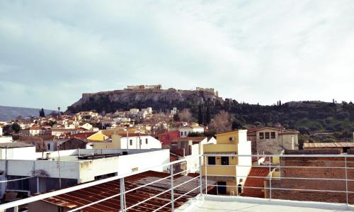 雅典Apartment with Rooftop Terrace & Acropolis View的享有以山为背景的城市美景
