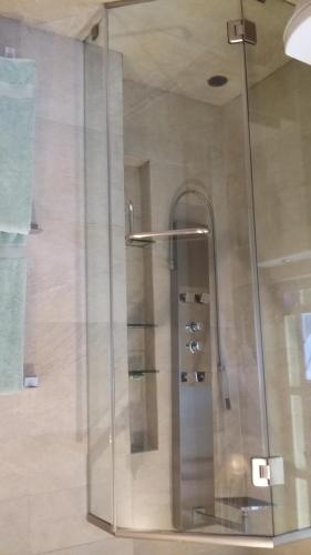 西班牙港Trinidad Gingerbread House的浴室里设有玻璃门淋浴