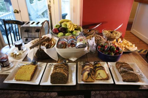 夏洛茨维尔200南大街旅馆的桌子上放着不同种类的面包和一碗水果