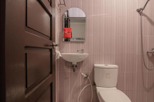 班贾尔马辛RedDoorz Syariah Plus @ Banjarbaru的一间带卫生间和水槽的浴室