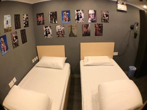 香港精品旅馆的墙上有两张照片的房间的床铺
