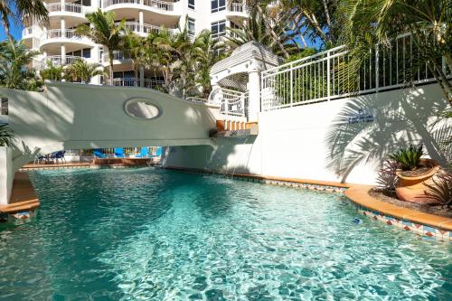 黄金海岸ULTIQA Burleigh Mediterranean Resort的度假村游泳池的滑梯