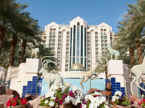 埃拉特Herods Palace Hotels & Spa Eilat a Premium collection by Fattal Hotels的从游泳池欣赏到度假村的景色
