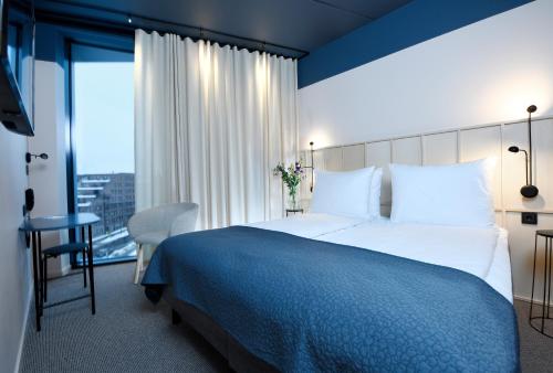 索尔纳Best Western Plus Grow Hotel的一间设有大床和窗户的酒店客房