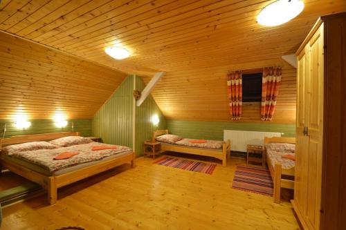 波布洛维克瓦尼萨公寓 的一间卧室设有两张床和木制天花板