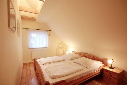 巴贝Haus Baabe by Rujana的一间卧室配有一张带木制床头板的床和窗户。