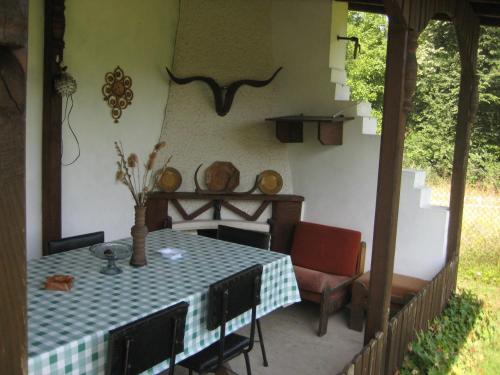 贝尔科维察Bungalows Zdravets的庭院配有桌椅和桌子