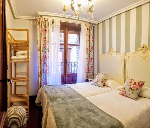 拉瓜迪亚La Casa de Lorenzo的一间卧室设有两张床和窗户。