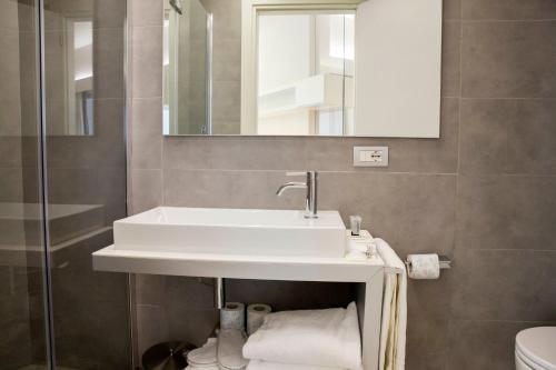 罗马朗格塔维尔套房酒店的一间带水槽和镜子的浴室