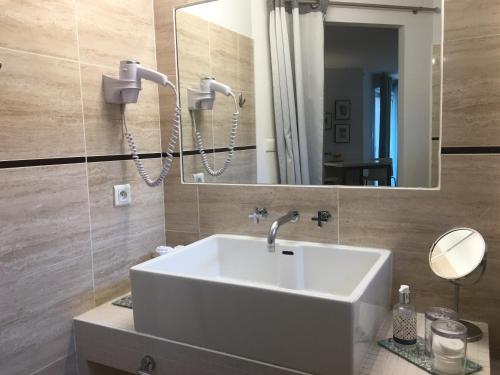 蒙彼利埃Couette et Café的浴室设有白色水槽和镜子