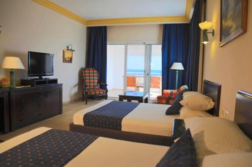 Abū GhuşūnLahami Bay Resort的酒店客房设有两张床和电视。
