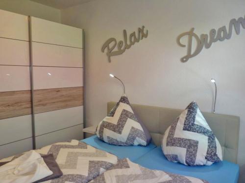 瓦伦Ferienwohnung zum Yachthafen的一间卧室配有一张带两个枕头的床