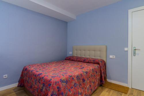 卡莱利亚德帕拉弗鲁赫尔AO-4 CALELLA DE PALAFRUGELL 2 PAX的一间卧室配有一张红色床罩的床