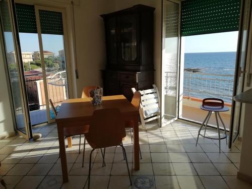 阿西亚罗利La Mouette的一间设有桌子的海景用餐室