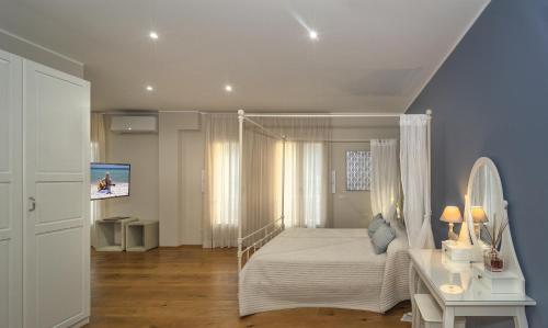 卢卡博尔戈公寓式酒店的卧室配有白色的床和白色的书桌。