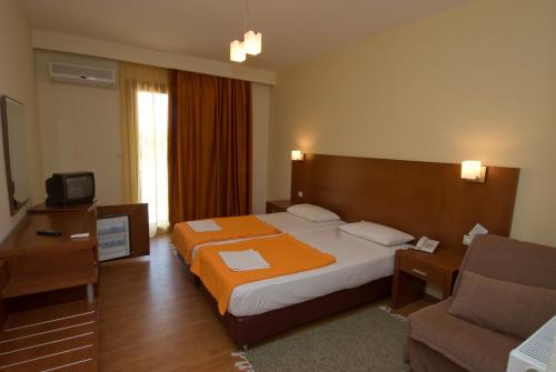 米特佐巴斯酒店的酒店客房,配有床和沙发