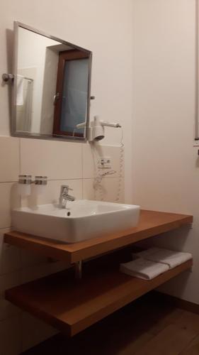洪堡Gästehaus Bräuscheuere的浴室设有白色水槽和镜子