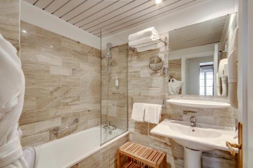 巴黎塞弗尔圣日尔曼酒店的带浴缸、水槽和淋浴的浴室