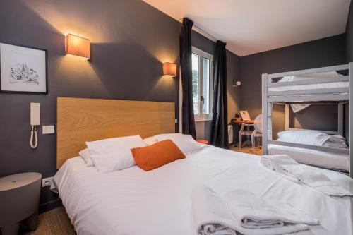 诺亚芒提亚岛屿城堡酒店的一间卧室配有一张床和一张双层床。