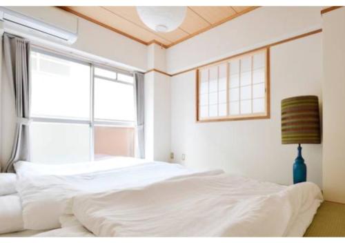 大阪Daihan Building / Vacation STAY 3304的一间卧室设有两张床和大窗户