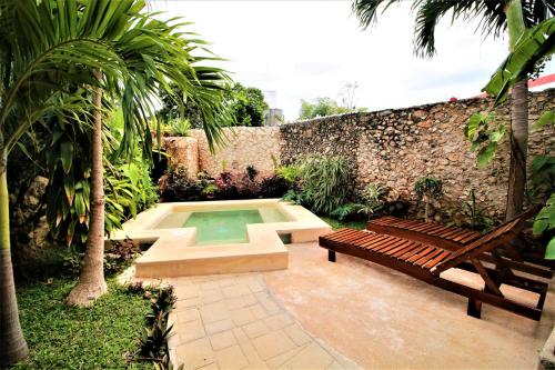 巴利亚多利德卡萨蒂亚米莎酒店的一个带长凳和游泳池的花园