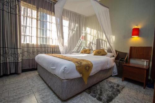内罗毕Hotel Embassy的一间卧室,配有一张带两个泰迪熊的床