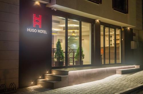 瓦尔纳Hugo Hotel的建筑一侧的图标