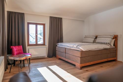 因斯布鲁克Traditionell-modernes Haus in Hötting的卧室配有床、椅子和窗户。