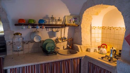 阿尔贝罗贝洛Trulli Barsento的厨房配有带水槽的台面