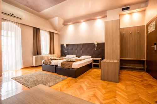 诺维萨德丰塔纳酒店的一间卧室,卧室内配有一张大床
