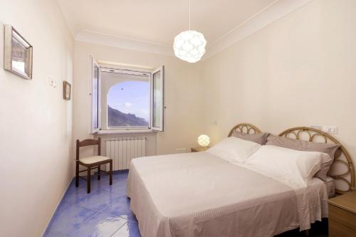 拉维罗La Luna di Cristina的白色的卧室设有床和窗户