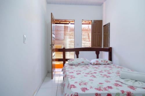 伊尔哈德博伊巴Pousada & Kitnet Nascer do Sol的一间卧室设有一张床和一个窗口
