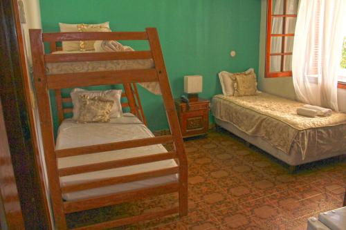 亚松森罗斯查尔酒店的一间卧室配有两张双层床和一张床