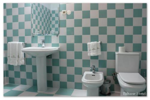 吉尔斯巴尔塔扎尔酒店的一间带卫生间和水槽的浴室