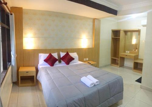 勒吉安乐吉安德瓦巴哈特小屋酒店的一间卧室配有一张大床和两条毛巾