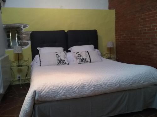 乌瑞基尼Gite Manttu的一间卧室配有带白色床单和枕头的床。