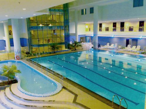 名古屋太平洋皇宫酒店的大型建筑中的大型游泳池