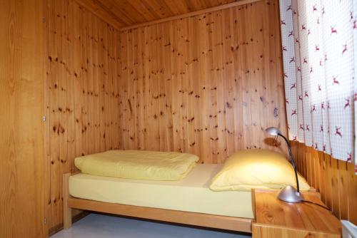 利德阿尔卑斯里德拉尔普云雀公寓的木间的小床,带灯