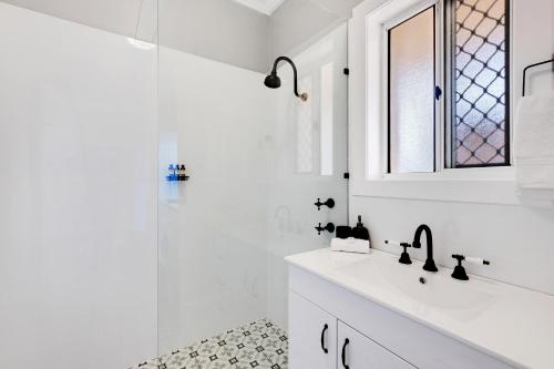 墨累桥Cute and Cosy - events, workers, getaways的白色的浴室设有水槽和淋浴。
