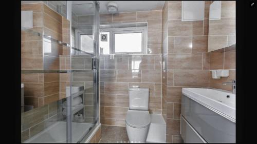 伦敦Lovely One Bedroom Apartment in Stratford的浴室配有卫生间、盥洗盆和淋浴。