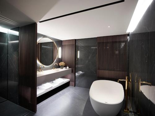 NJV雅典广场酒店的一间浴室
