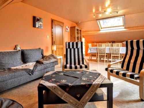 马尔梅迪Spacious Apartment in Malmedy with Garden的客厅配有沙发、椅子和桌子