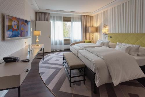 海尔布隆海尔布隆英赛尔酒店的酒店客房设有一张大床和一张书桌。