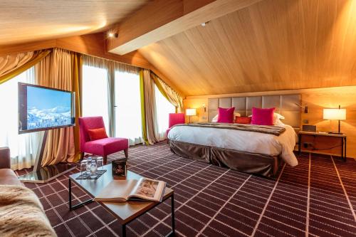 美贝尔萨沃伊乐酒店的一间酒店客房,配有一张床和一台电视