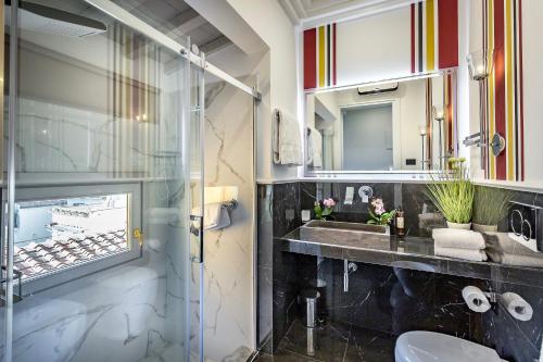 佛罗伦萨Arte' Boutique Hotel的一间带水槽、镜子和卫生间的浴室