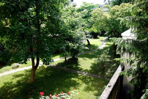巴塞尔Exclusive Central Apartment的享有花园、树木和围栏的景色
