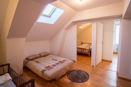 米米藏Le Bourg 2的一间卧室配有一张床和天窗